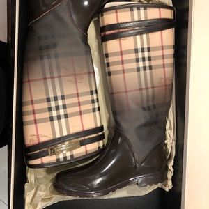 Never worn - New Burberry rain boots size 5